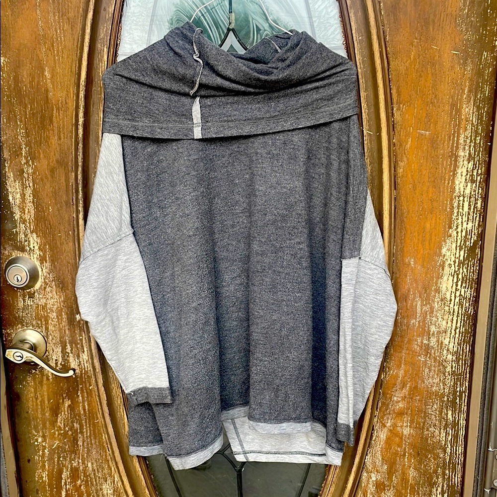 Cabi Cowl neck oversized  two tone sweatshirt! Size Small